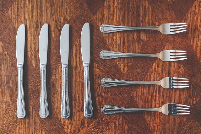Vadovas, kaip restoranuose pasirinkti ir palaikyti tvarką stalo įrankiais